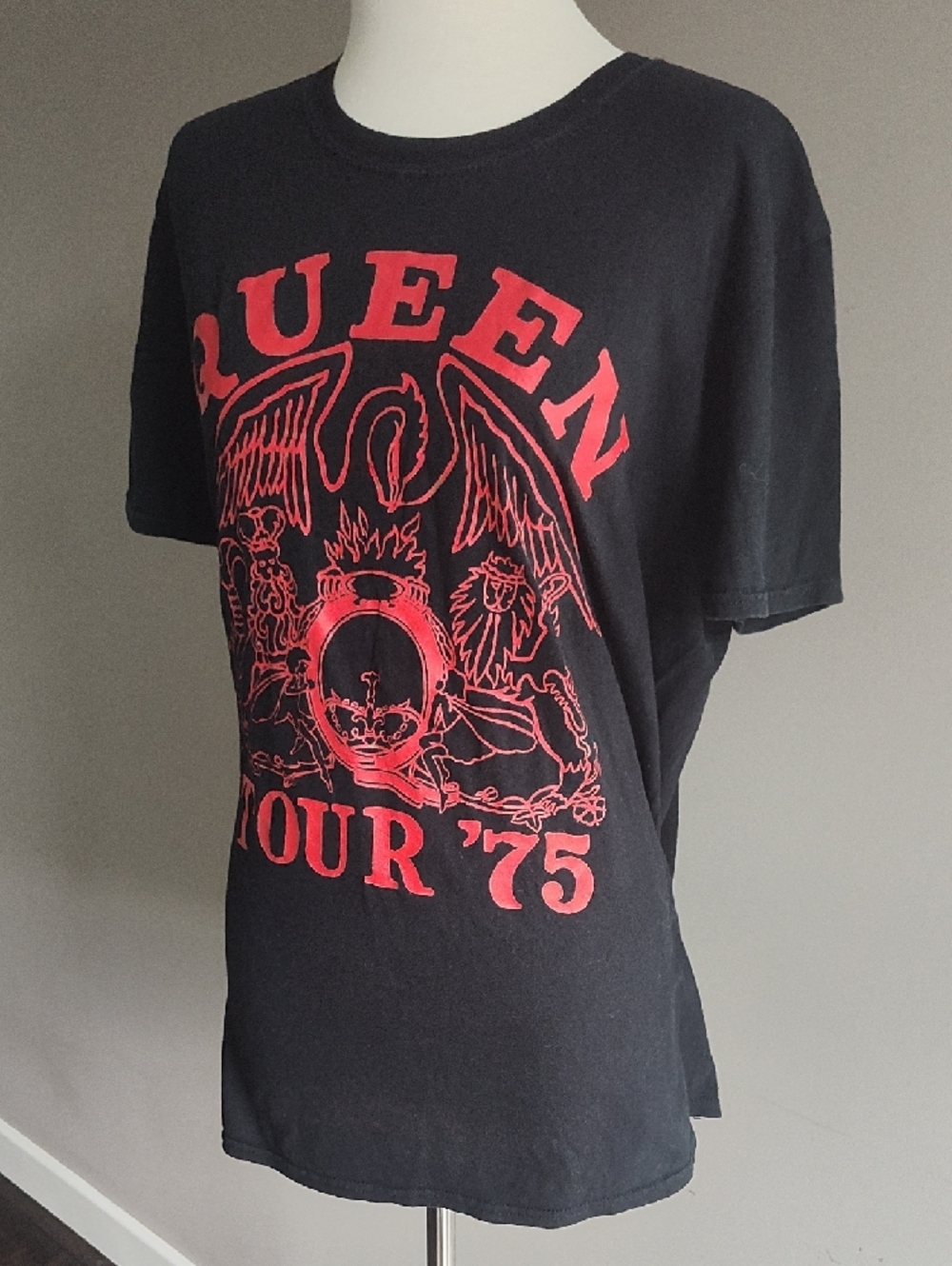 Queen Tour '75 Black & Red Graphic Cotton Iconic Tee